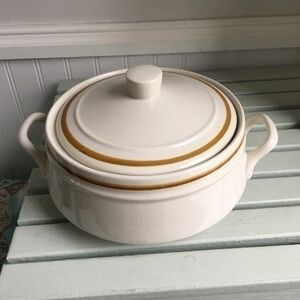 OLD BROOK STONEWARE CASSEROLE W/LID, LIGHT BROWN STRIPE Made in Japan